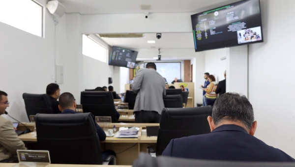 Vereadores de Rio Branco rejeitam vetos do Executivo e garantem validade de projetos voltados à educação e inclusão